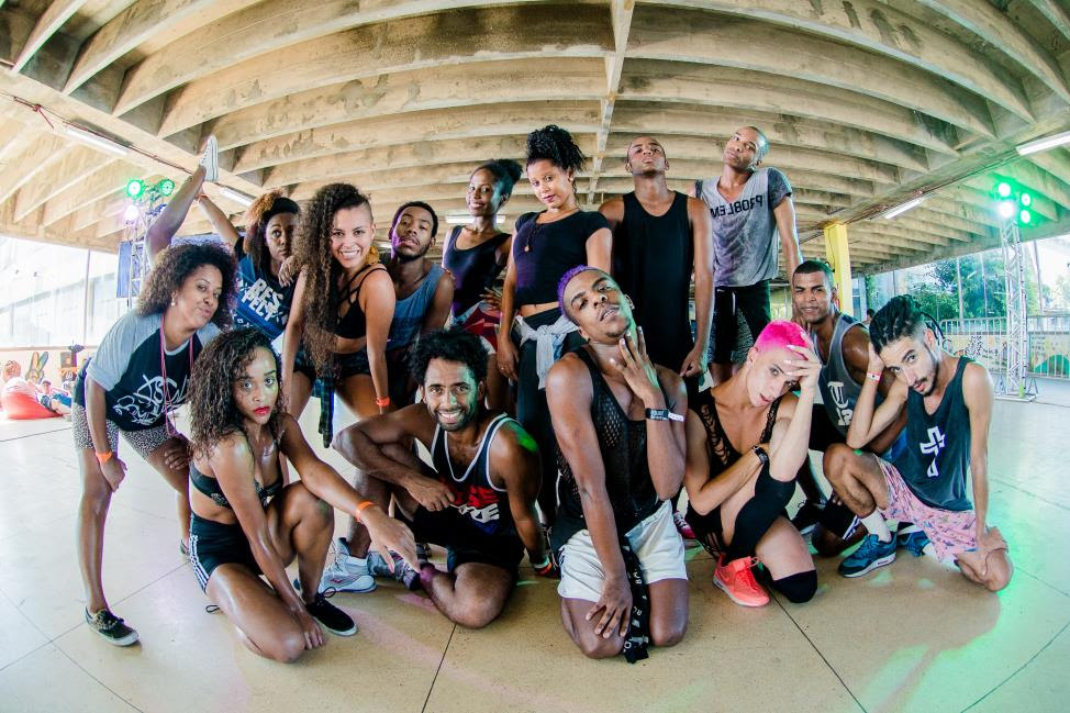 RED BULL AMAPHYKO GRUPO FAVELA EM DANÇA